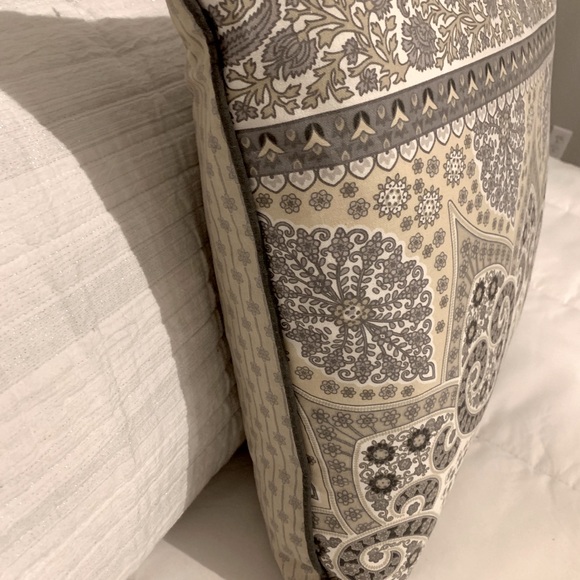 ❌❌**S*O*L*D**❌❌New Reversible zippered pillow - Picture 4 of 6